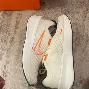 Nike Interact Run

White/Orange

Size 9

Worn 

Comes with Box